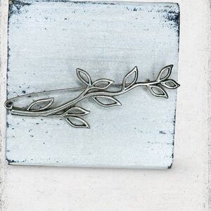 5187u. Silvertone Artisan Leaf Brooch